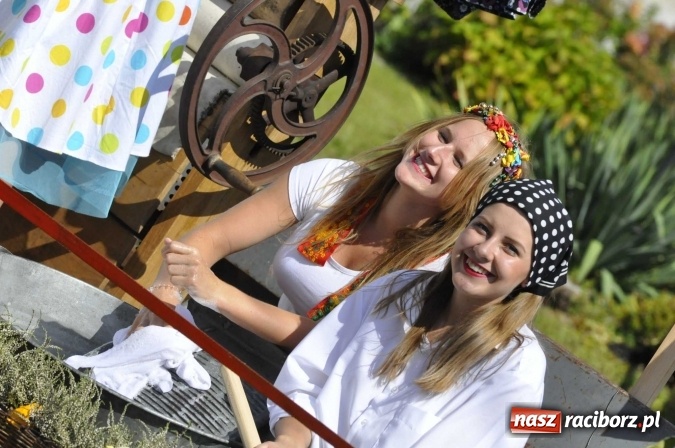 Zdjęcie w galerii na portalu naszraciborz.pl: Dożynki 2016. Praczki Słowianki z Żerdzin i dżentelmeni z Pawłowa w korowodzie na gminnych dożynkach w Makowie wiadomości z regionu