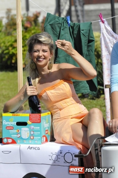 Zdjęcie w galerii na portalu naszraciborz.pl: Dożynki 2016. Praczki Słowianki z Żerdzin i dżentelmeni z Pawłowa w korowodzie na gminnych dożynkach w Makowie wiadomości z regionu