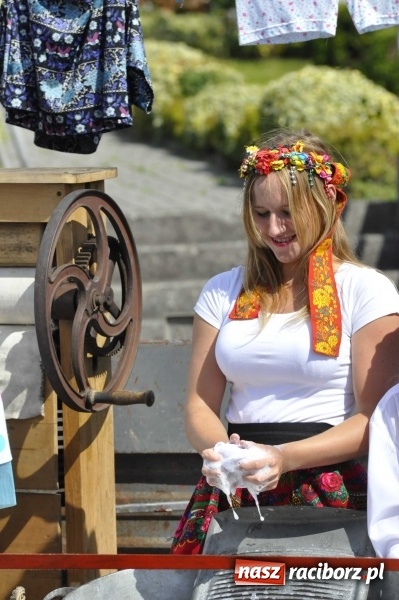 Zdjęcie w galerii na portalu naszraciborz.pl: Dożynki 2016. Praczki Słowianki z Żerdzin i dżentelmeni z Pawłowa w korowodzie na gminnych dożynkach w Makowie wiadomości z regionu