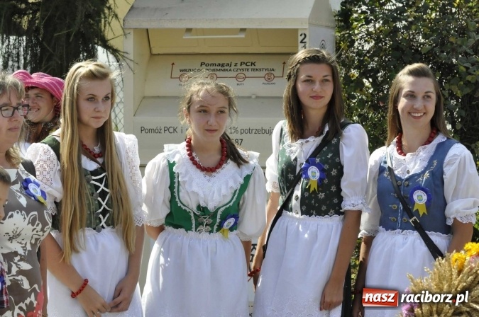 Zdjęcie w galerii na portalu naszraciborz.pl: Dożynki 2016. Praczki Słowianki z Żerdzin i dżentelmeni z Pawłowa w korowodzie na gminnych dożynkach w Makowie wiadomości z regionu