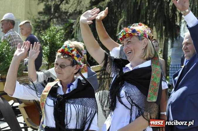 Zdjęcie w galerii na portalu naszraciborz.pl: Dożynki 2016. Praczki Słowianki z Żerdzin i dżentelmeni z Pawłowa w korowodzie na gminnych dożynkach w Makowie wiadomości z regionu