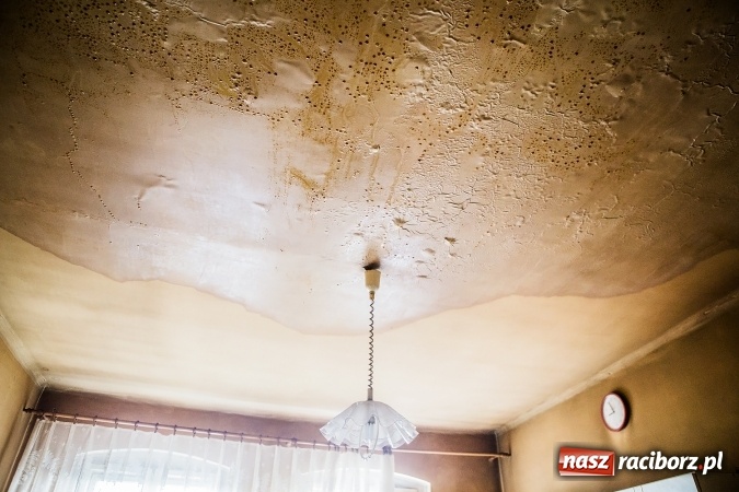 Zdjęcie w galerii na portalu naszraciborz.pl: Koszmar przy Rybnickiej. Niezabezpieczony dach przyczyną zalania mieszkań wiadomości z regionu