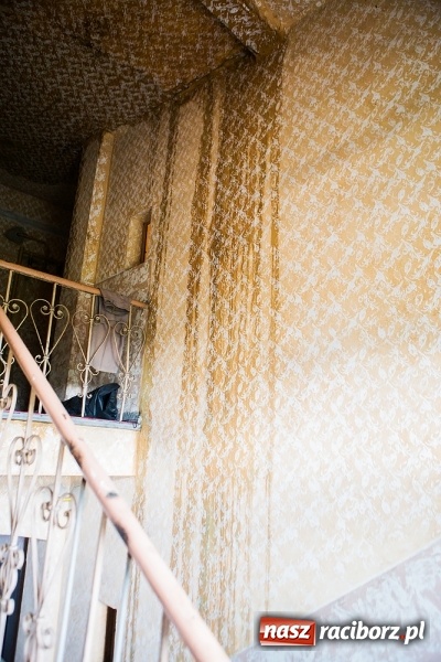 Zdjęcie w galerii na portalu naszraciborz.pl: Koszmar przy Rybnickiej. Niezabezpieczony dach przyczyną zalania mieszkań wiadomości z regionu