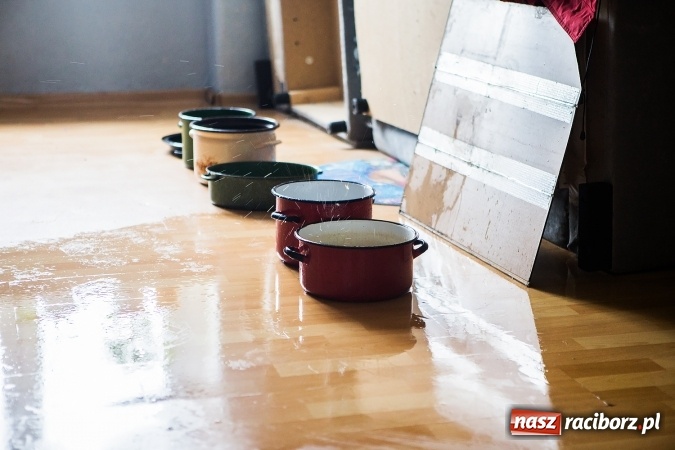 Zdjęcie w galerii na portalu naszraciborz.pl: Koszmar przy Rybnickiej. Niezabezpieczony dach przyczyną zalania mieszkań wiadomości z regionu