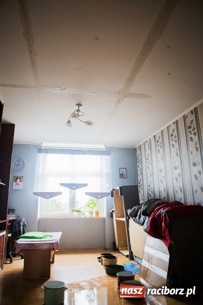 Zdjęcie w galerii na portalu naszraciborz.pl: Koszmar przy Rybnickiej. Niezabezpieczony dach przyczyną zalania mieszkań wiadomości z regionu