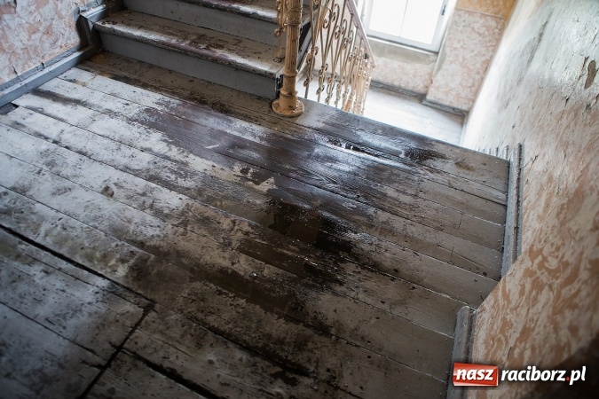 Zdjęcie w galerii na portalu naszraciborz.pl: Koszmar przy Rybnickiej. Niezabezpieczony dach przyczyną zalania mieszkań wiadomości z regionu