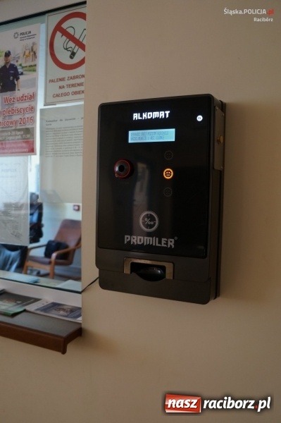Zdjęcie w galerii na portalu naszraciborz.pl: Nowoczesny i og&oacute;lnodostępny alkomat w raciborskiej komendzie wiadomości z regionu