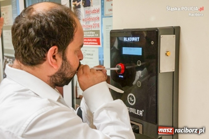 Zdjęcie w galerii na portalu naszraciborz.pl: Nowoczesny i og&oacute;lnodostępny alkomat w raciborskiej komendzie wiadomości z regionu
