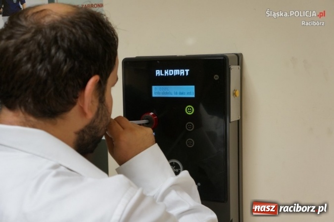 Zdjęcie w galerii na portalu naszraciborz.pl: Nowoczesny i og&oacute;lnodostępny alkomat w raciborskiej komendzie wiadomości z regionu