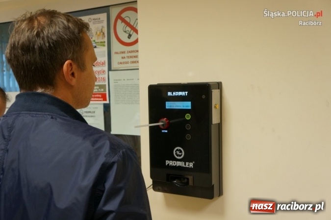 Zdjęcie w galerii na portalu naszraciborz.pl: Nowoczesny i og&oacute;lnodostępny alkomat w raciborskiej komendzie wiadomości z regionu