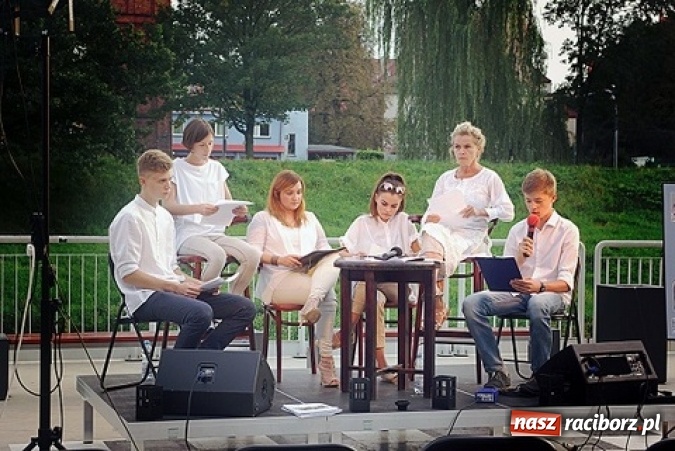 Zdjęcie w galerii na portalu naszraciborz.pl: Quo vadis wybrzmiało na przystani kajakowej wiadomości z regionu