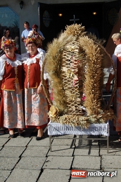 Zdjęcie w galerii na portalu naszraciborz.pl: W Chałupkach rolników niewielu, ale korona dożynkowa była wiadomości z regionu