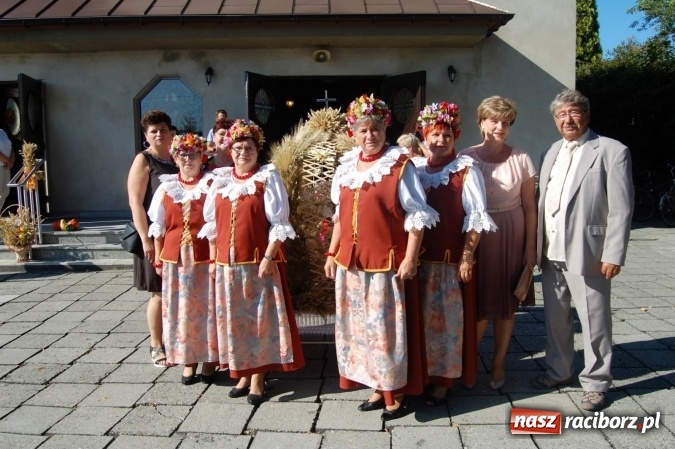 Zdjęcie w galerii na portalu naszraciborz.pl: W Chałupkach rolników niewielu, ale korona dożynkowa była wiadomości z regionu