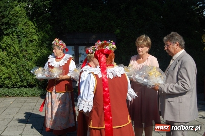 Zdjęcie w galerii na portalu naszraciborz.pl: W Chałupkach rolników niewielu, ale korona dożynkowa była wiadomości z regionu