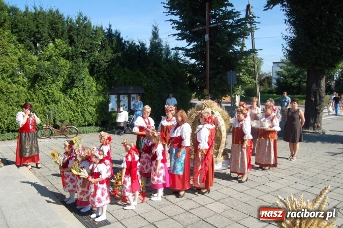 Zdjęcie w galerii na portalu naszraciborz.pl: W Chałupkach rolników niewielu, ale korona dożynkowa była wiadomości z regionu
