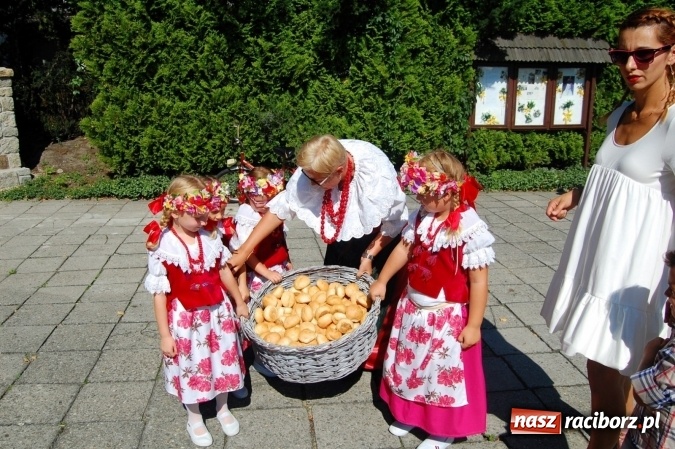 Zdjęcie w galerii na portalu naszraciborz.pl: W Chałupkach rolników niewielu, ale korona dożynkowa była wiadomości z regionu