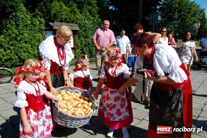 Zdjęcie w galerii na portalu naszraciborz.pl: W Chałupkach rolników niewielu, ale korona dożynkowa była wiadomości z regionu