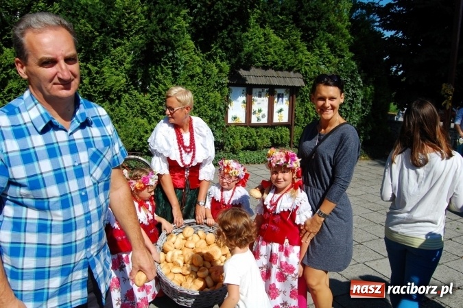 Zdjęcie w galerii na portalu naszraciborz.pl: W Chałupkach rolników niewielu, ale korona dożynkowa była wiadomości z regionu