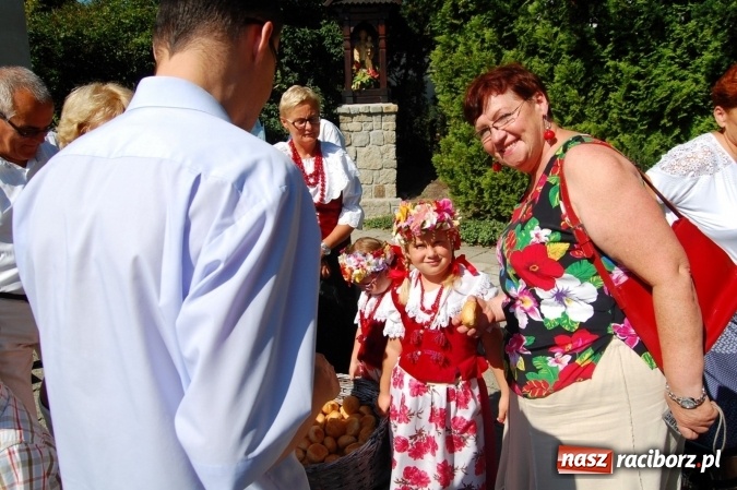 Zdjęcie w galerii na portalu naszraciborz.pl: W Chałupkach rolników niewielu, ale korona dożynkowa była wiadomości z regionu