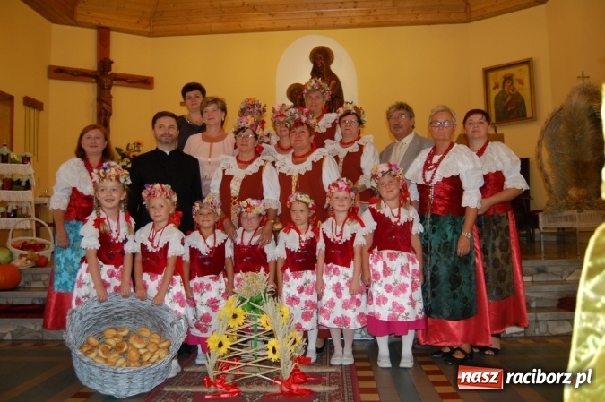 Zdjęcie w galerii na portalu naszraciborz.pl: W Chałupkach rolników niewielu, ale korona dożynkowa była wiadomości z regionu