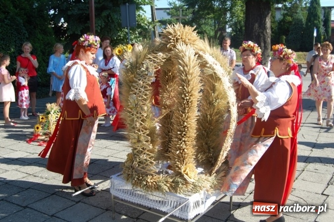 Zdjęcie w galerii na portalu naszraciborz.pl: W Chałupkach rolników niewielu, ale korona dożynkowa była wiadomości z regionu