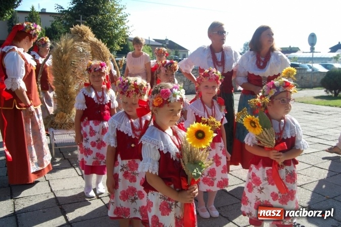 Zdjęcie w galerii na portalu naszraciborz.pl: W Chałupkach rolników niewielu, ale korona dożynkowa była wiadomości z regionu