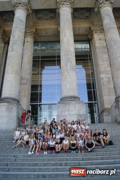 Zdjęcie w galerii na portalu naszraciborz.pl: Nędza: Tancerze z Łężczoka na Dniach Otwartych Ministerstwa w Berlinie  wiadomości z regionu