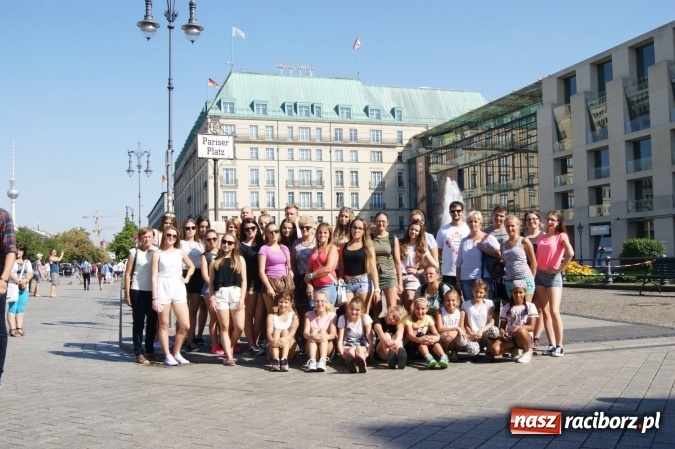 Zdjęcie w galerii na portalu naszraciborz.pl: Nędza: Tancerze z Łężczoka na Dniach Otwartych Ministerstwa w Berlinie  wiadomości z regionu