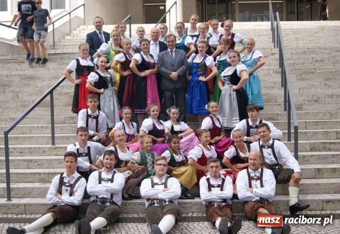 Zdjęcie w galerii na portalu naszraciborz.pl: Nędza: Tancerze z Łężczoka na Dniach Otwartych Ministerstwa w Berlinie  wiadomości z regionu