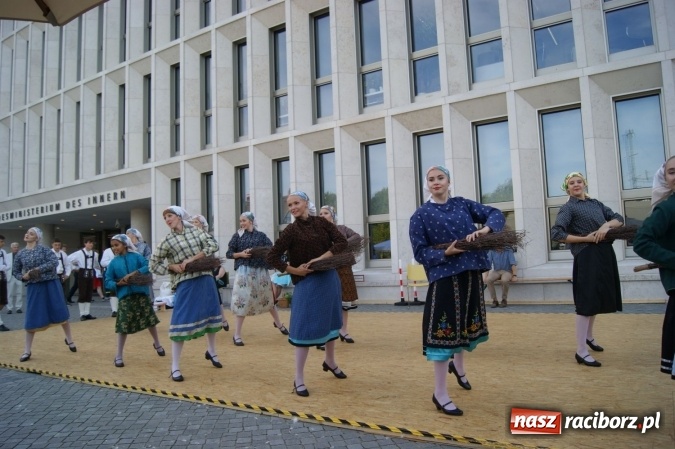 Zdjęcie w galerii na portalu naszraciborz.pl: Nędza: Tancerze z Łężczoka na Dniach Otwartych Ministerstwa w Berlinie  wiadomości z regionu