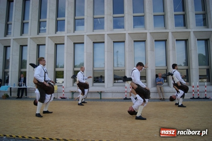 Zdjęcie w galerii na portalu naszraciborz.pl: Nędza: Tancerze z Łężczoka na Dniach Otwartych Ministerstwa w Berlinie  wiadomości z regionu