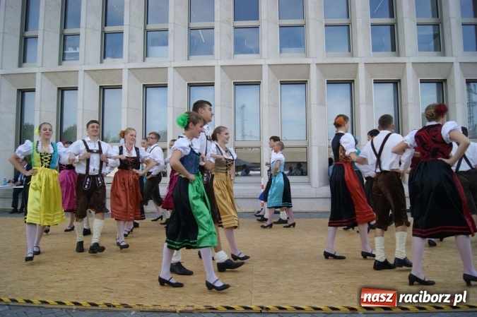 Zdjęcie w galerii na portalu naszraciborz.pl: Nędza: Tancerze z Łężczoka na Dniach Otwartych Ministerstwa w Berlinie  wiadomości z regionu