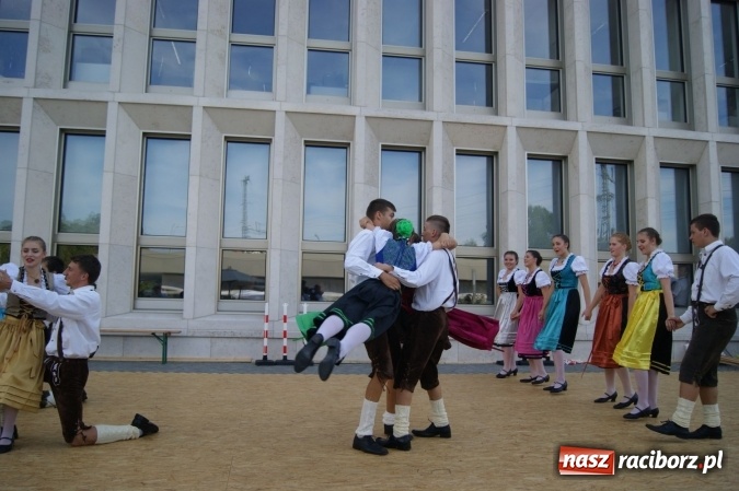 Zdjęcie w galerii na portalu naszraciborz.pl: Nędza: Tancerze z Łężczoka na Dniach Otwartych Ministerstwa w Berlinie  wiadomości z regionu