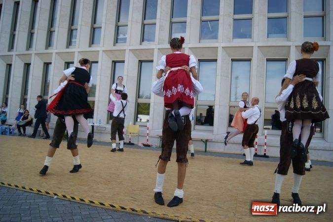 Zdjęcie w galerii na portalu naszraciborz.pl: Nędza: Tancerze z Łężczoka na Dniach Otwartych Ministerstwa w Berlinie  wiadomości z regionu