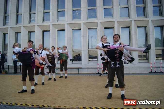 Zdjęcie w galerii na portalu naszraciborz.pl: Nędza: Tancerze z Łężczoka na Dniach Otwartych Ministerstwa w Berlinie  wiadomości z regionu