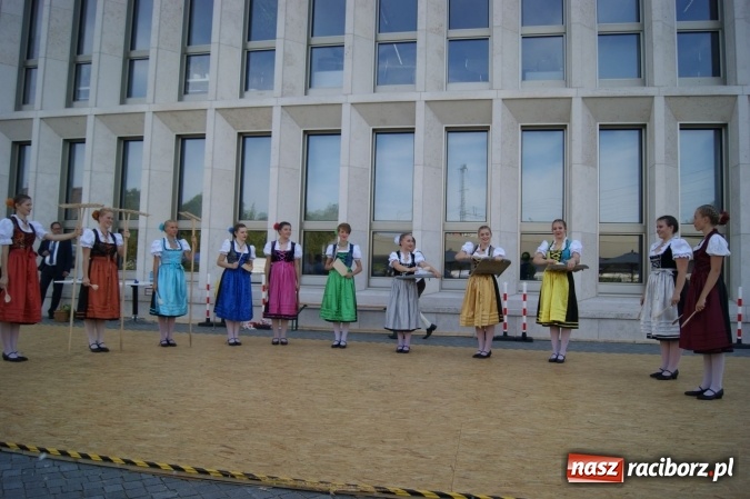 Zdjęcie w galerii na portalu naszraciborz.pl: Nędza: Tancerze z Łężczoka na Dniach Otwartych Ministerstwa w Berlinie  wiadomości z regionu