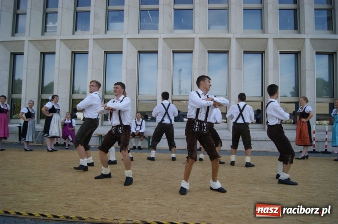 Zdjęcie w galerii na portalu naszraciborz.pl: Nędza: Tancerze z Łężczoka na Dniach Otwartych Ministerstwa w Berlinie  wiadomości z regionu