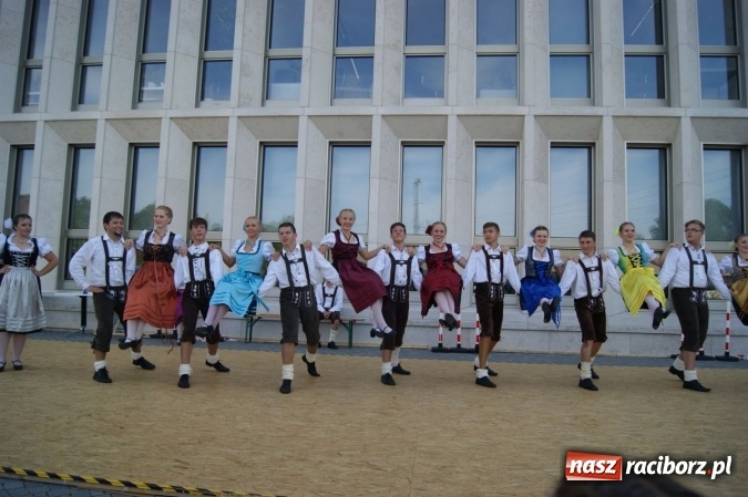 Zdjęcie w galerii na portalu naszraciborz.pl: Nędza: Tancerze z Łężczoka na Dniach Otwartych Ministerstwa w Berlinie  wiadomości z regionu