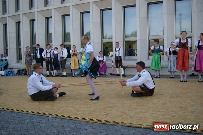 Zdjęcie w galerii na portalu naszraciborz.pl: Nędza: Tancerze z Łężczoka na Dniach Otwartych Ministerstwa w Berlinie  wiadomości z regionu