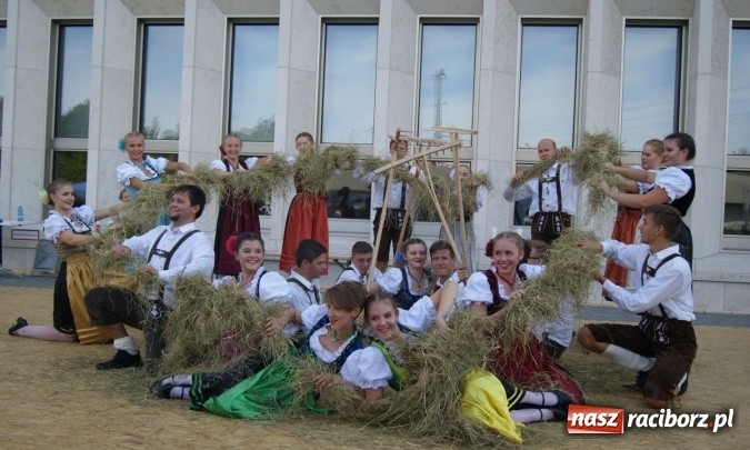 Zdjęcie w galerii na portalu naszraciborz.pl: Nędza: Tancerze z Łężczoka na Dniach Otwartych Ministerstwa w Berlinie  wiadomości z regionu