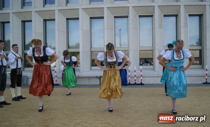 Zdjęcie w galerii na portalu naszraciborz.pl: Nędza: Tancerze z Łężczoka na Dniach Otwartych Ministerstwa w Berlinie  wiadomości z regionu
