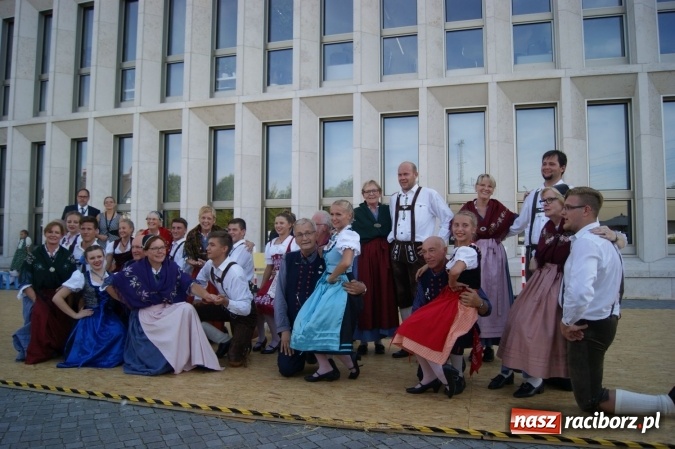 Zdjęcie w galerii na portalu naszraciborz.pl: Nędza: Tancerze z Łężczoka na Dniach Otwartych Ministerstwa w Berlinie  wiadomości z regionu