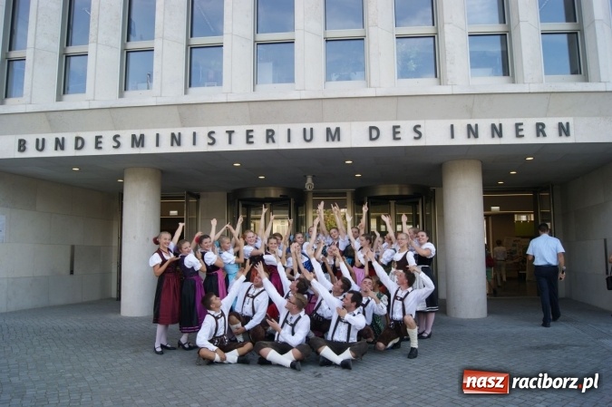 Zdjęcie w galerii na portalu naszraciborz.pl: Nędza: Tancerze z Łężczoka na Dniach Otwartych Ministerstwa w Berlinie  wiadomości z regionu