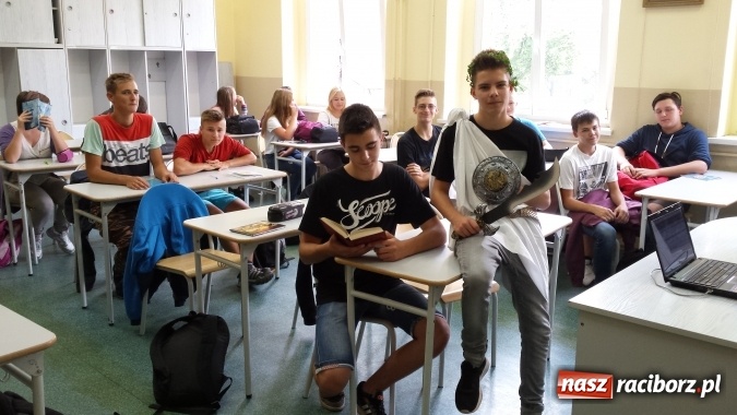 Zdjęcie w galerii na portalu naszraciborz.pl: Narodowe Czytanie Quo vadis w Gimnazjum nr 5  wiadomości z regionu