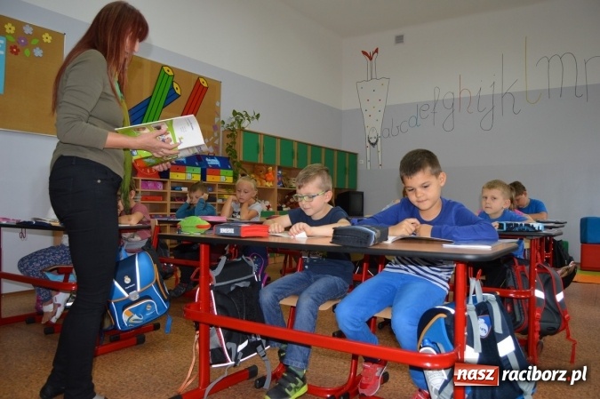 Zdjęcie w galerii na portalu naszraciborz.pl: Malarskie metamorfozy w Szkole Podstawowej nr 4 wiadomości z regionu