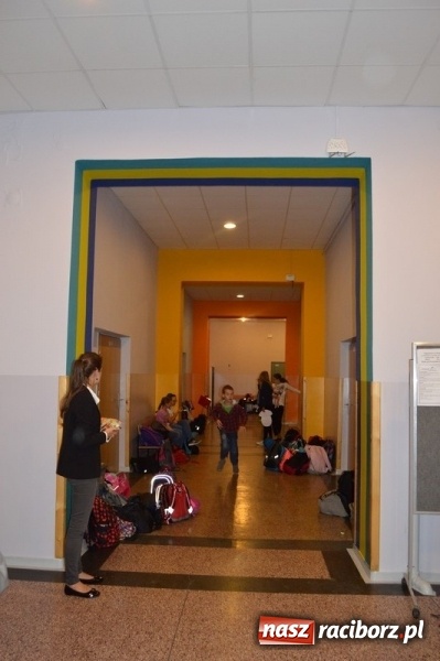 Zdjęcie w galerii na portalu naszraciborz.pl: Malarskie metamorfozy w Szkole Podstawowej nr 4 wiadomości z regionu