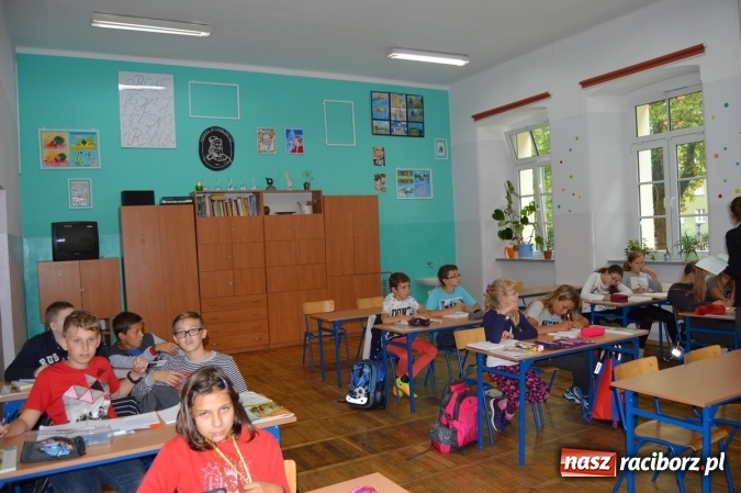 Zdjęcie w galerii na portalu naszraciborz.pl: Malarskie metamorfozy w Szkole Podstawowej nr 4 wiadomości z regionu