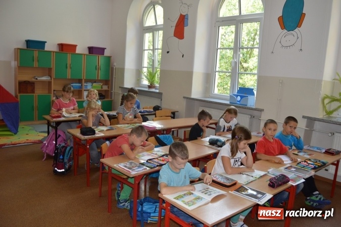 Zdjęcie w galerii na portalu naszraciborz.pl: Malarskie metamorfozy w Szkole Podstawowej nr 4 wiadomości z regionu