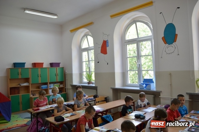 Zdjęcie w galerii na portalu naszraciborz.pl: Malarskie metamorfozy w Szkole Podstawowej nr 4 wiadomości z regionu