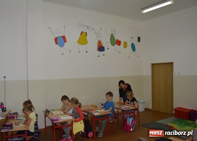 Zdjęcie w galerii na portalu naszraciborz.pl: Malarskie metamorfozy w Szkole Podstawowej nr 4 wiadomości z regionu